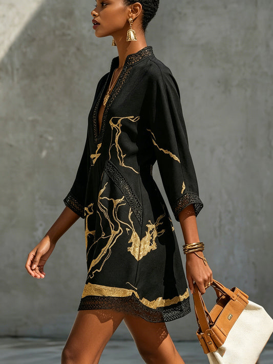 Vestido mini con cuello en V, estampado en negro y dorado