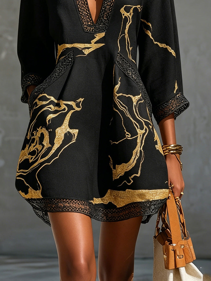 Vestido mini con cuello en V, estampado en negro y dorado