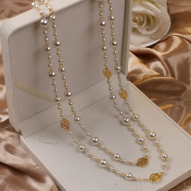 Elegante collar de oro con perlas