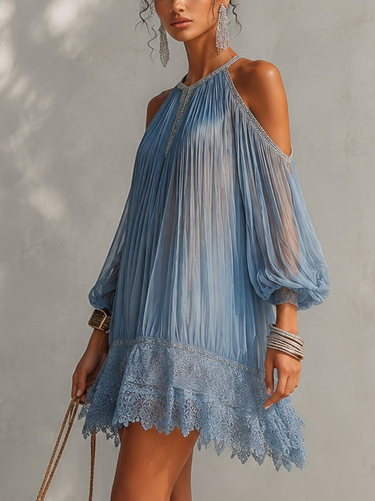Vestido mini fruncido azul con hombros al aire y bajo de encaje