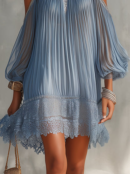 Vestido mini fruncido azul con hombros al aire y bajo de encaje