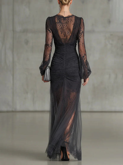 Vestido largo de encaje gris oscuro con mangas largas y abertura