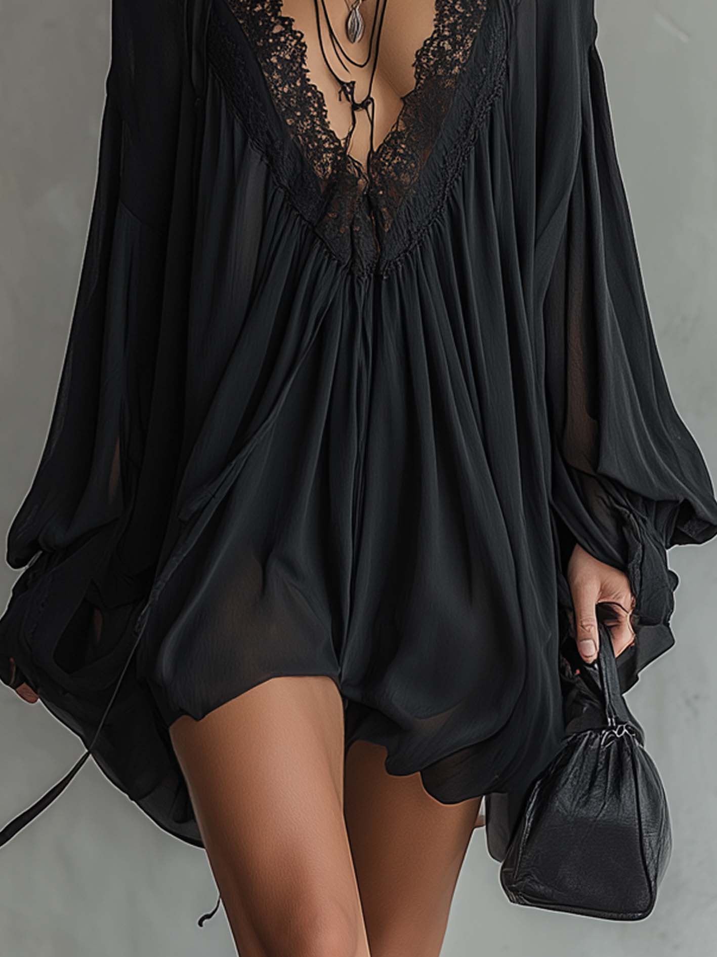 Vestido Mini de gasa negra con cuello de encaje