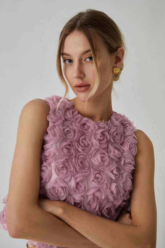 Blusa romántica con estampado floral variado