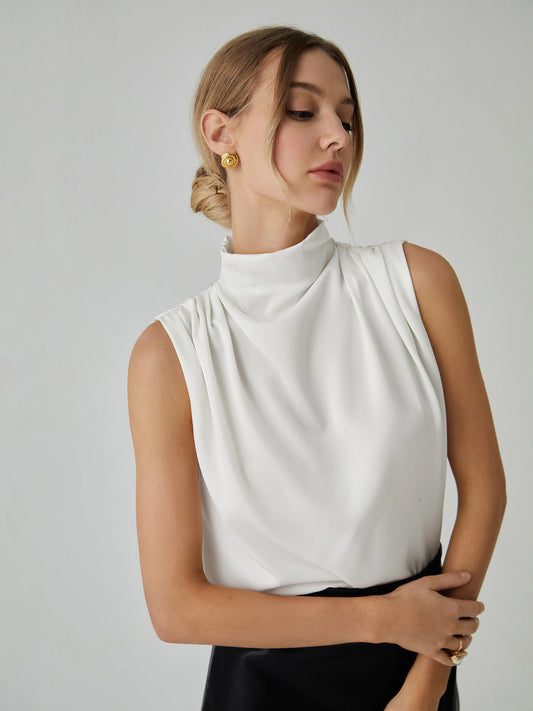 Blusa sin mangas, con cuello alto y pliegues