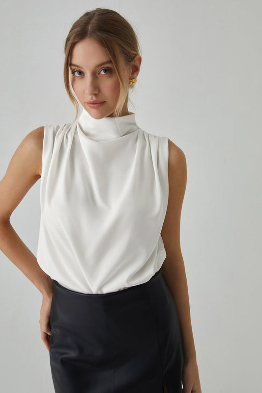 Blusa sin mangas, con cuello alto y pliegues