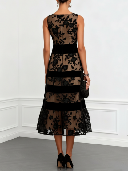 Vestido midi negro de malla sin mangas con corte en A y estampado floral.
