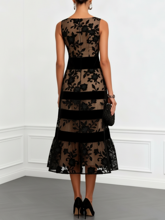 Vestido midi negro de malla sin mangas con corte en A y estampado floral.