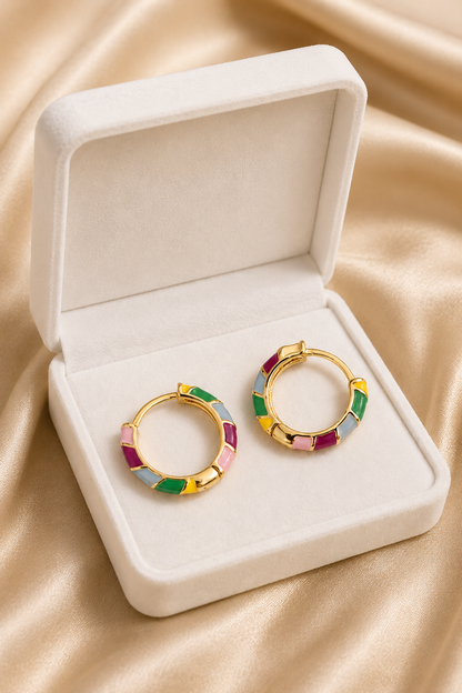 Elegantes pendientes con esmalte dorado