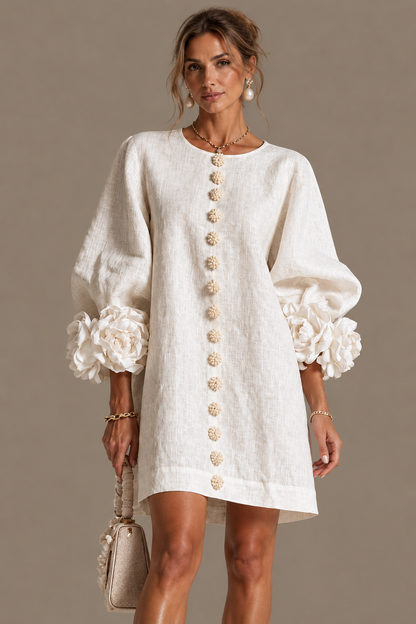 Minivestido Abito blanco con botones florales y mangas florales excéntricas.