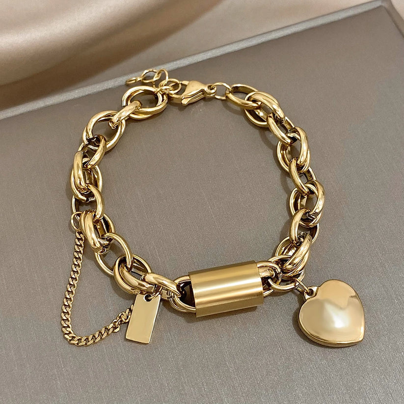 Pulsera gruesa de oro con forma de corazón