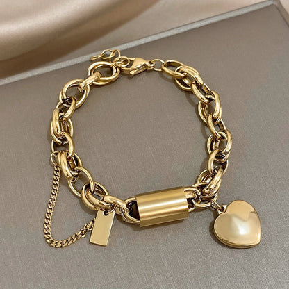 Pulsera gruesa de oro con forma de corazón