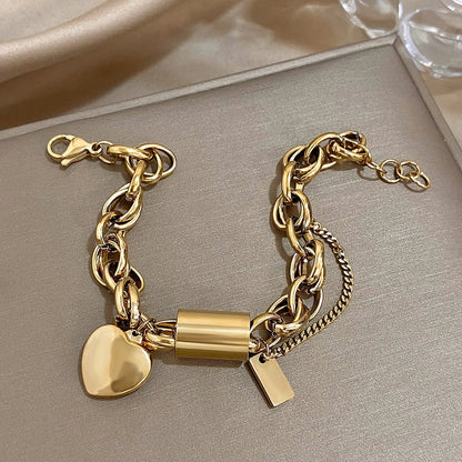 Pulsera gruesa de oro con forma de corazón