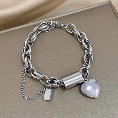 Pulsera gruesa de oro con forma de corazón