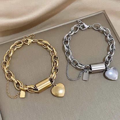 Pulsera gruesa de oro con forma de corazón