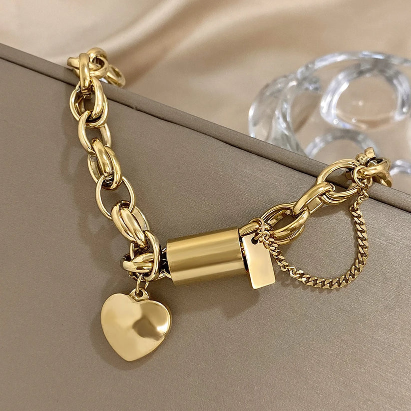 Pulsera gruesa de oro con forma de corazón