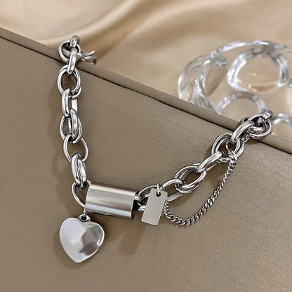 Pulsera gruesa de oro con forma de corazón