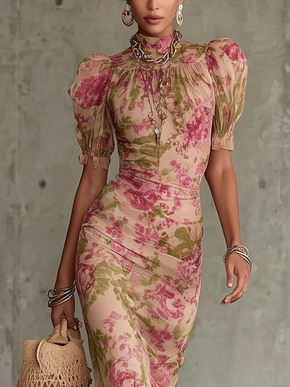 Vestido largo con estampado de rosas vintage y mangas abullonadas.
