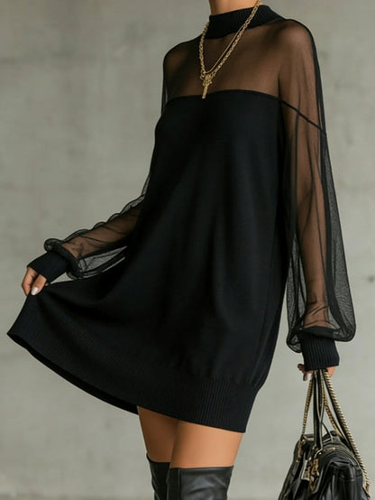 Vestido mini negro con mangas de red transparente y cuello alto