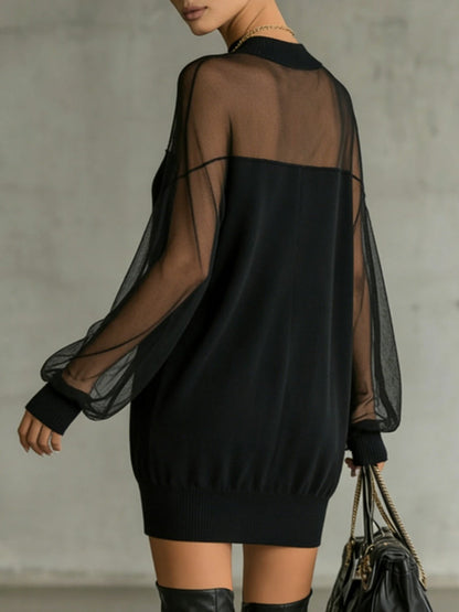 Vestido mini negro con mangas de red transparente y cuello alto