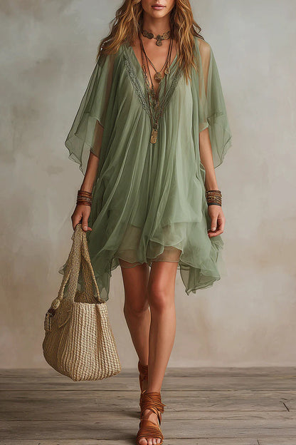 Vestido mini fluido en capas con escote en V