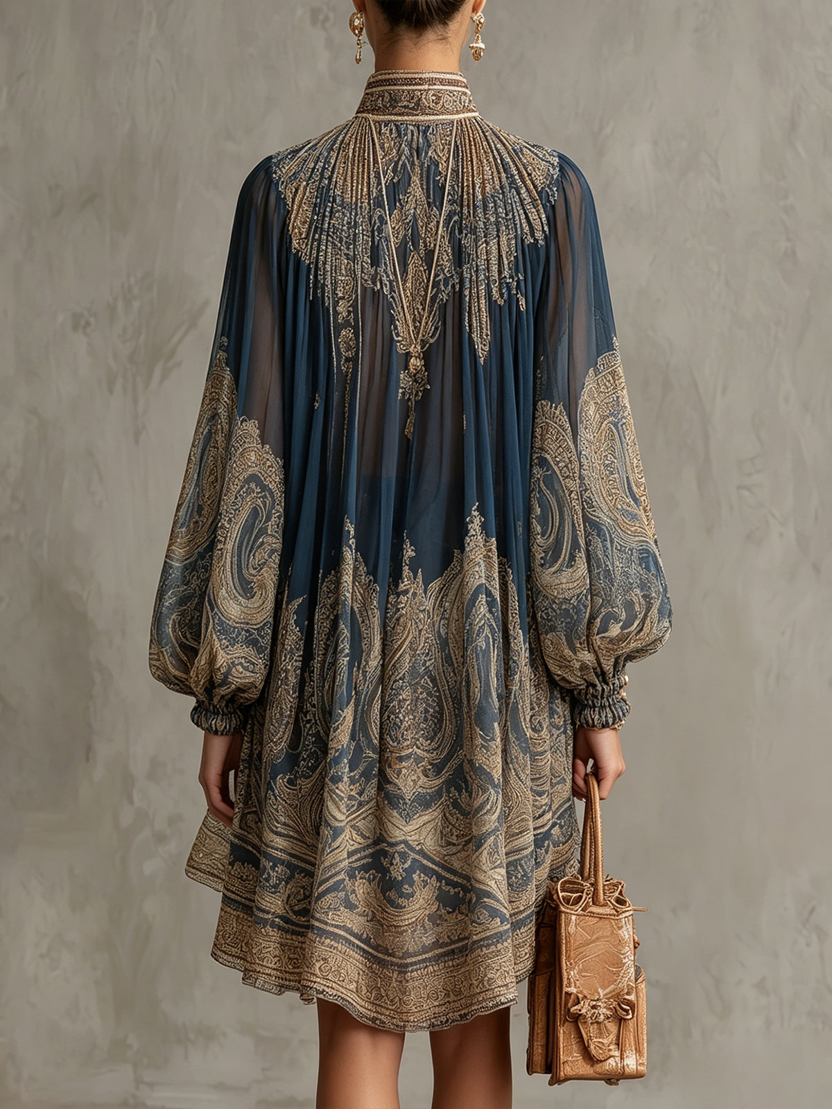 Vestido mini asimétrico con estampado barroco en azul marino y cuello alto