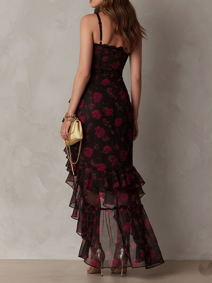 Elegante vestido negro y rojo con flores y volantes.
