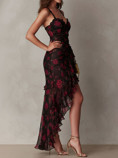 Elegante vestido negro y rojo con flores y volantes.