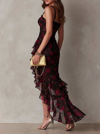 Elegante vestido negro y rojo con flores y volantes.