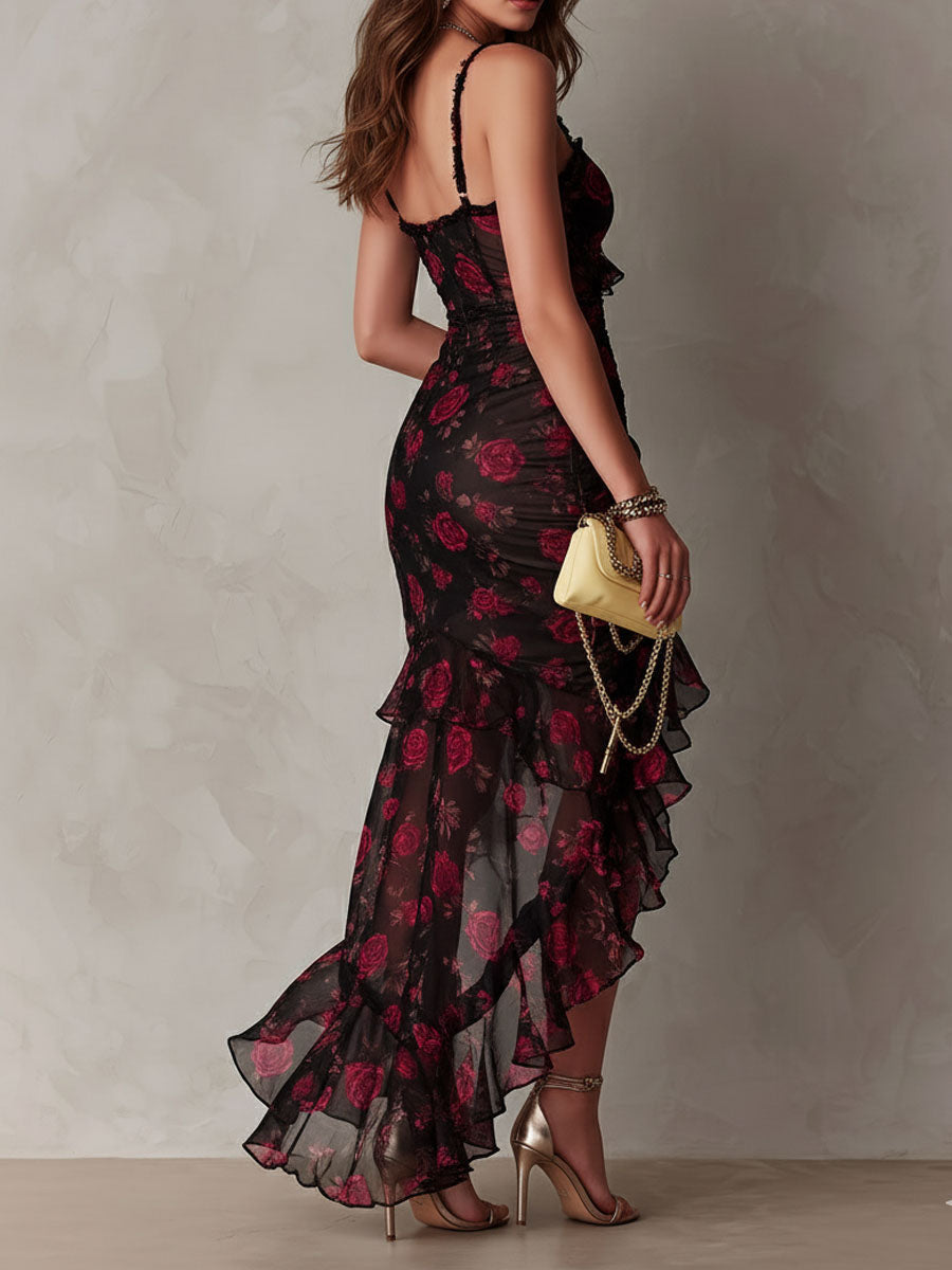 Elegante vestido negro y rojo con flores y volantes.