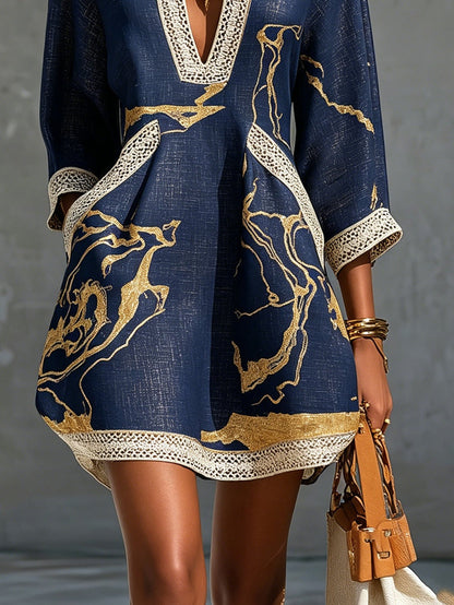 Vestido mini con cuello en V y estampado dorado y azul marino