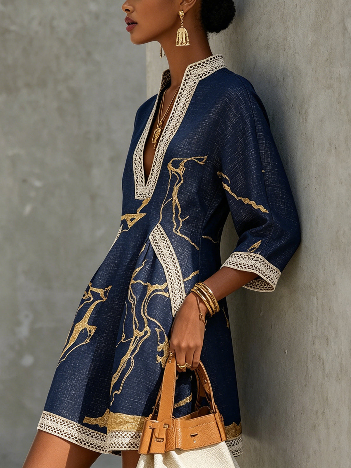 Vestido mini con cuello en V y estampado dorado y azul marino