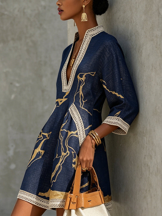 Vestido mini con cuello en V y estampado dorado y azul marino