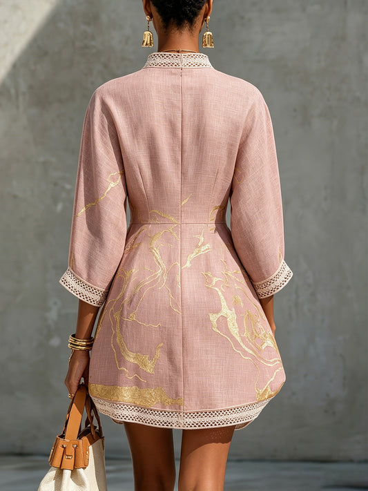 Vestido mini con cuello en V en oro rosa estampado