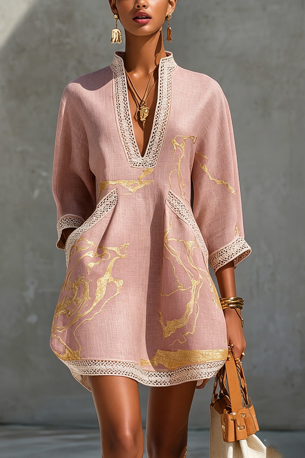 Vestido mini con cuello en V en oro rosa estampado