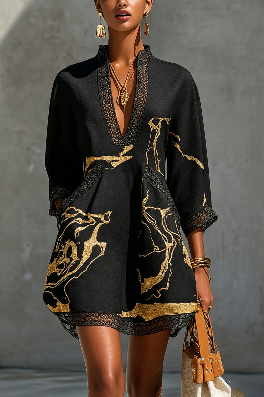 Vestido mini con cuello en V, estampado en negro y dorado