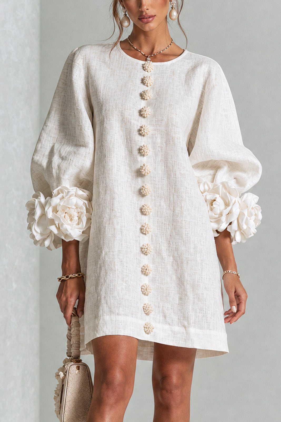 Minivestido Abito blanco con botones florales y mangas florales excéntricas.