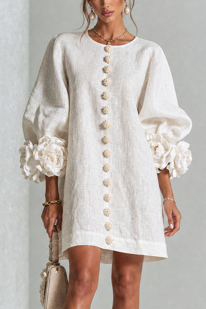 Minivestido Abito blanco con botones florales y mangas florales excéntricas.