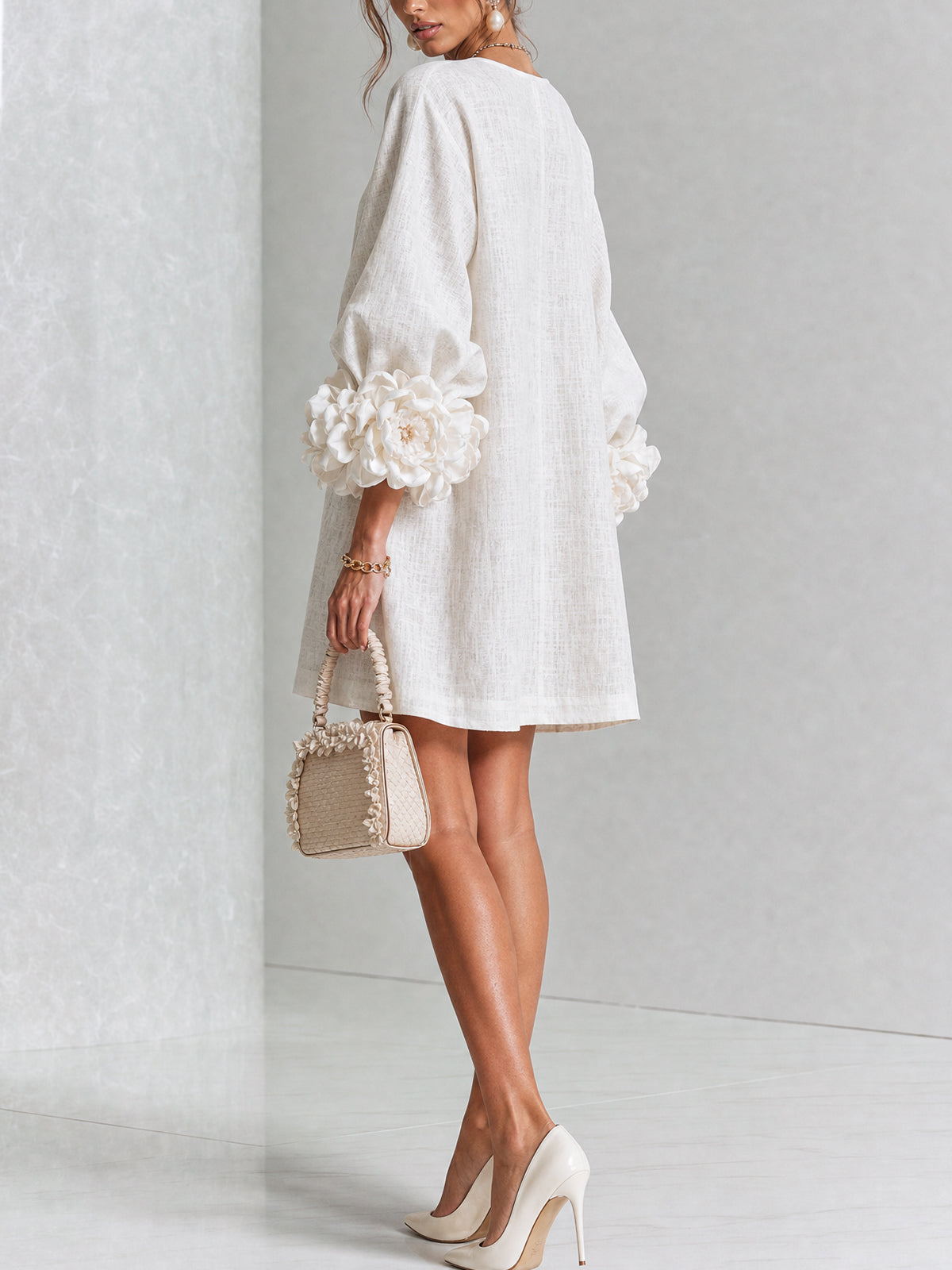 Minivestido Abito blanco con botones florales y mangas florales excéntricas.