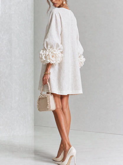 Minivestido Abito blanco con botones florales y mangas florales excéntricas.