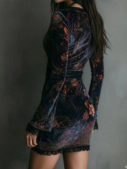 Vestido mini de corte entallado de terciopelo con encaje y estampado floral