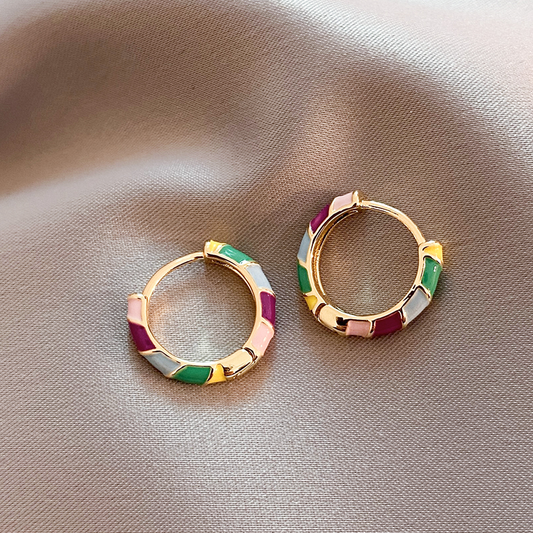 Elegantes pendientes con esmalte dorado