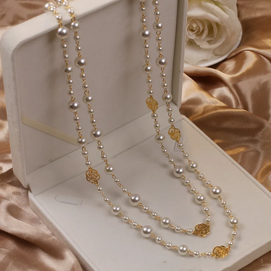 Elegante collar de oro con perlas